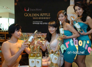 LG트윈와인, 한국형 와인 시리즈 2탄 &#039;골든애플&#039; 출시 바디 페인팅
